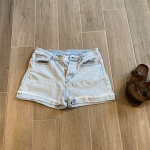 Women’s wild fable, butterfly, light colored jeans shorts, size 8